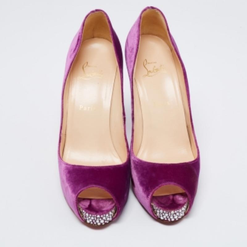 Gehen Sie selbstbewusst durch den Tag, indem Sie dieses Paar Christian Louboutin Pumps tragen. Das Modell ist aus Samt gefertigt und wird durch Kristallverzierungen auf der Vorderseite der Peep-Toes zu einer reizvollen Kreation. Die 12 cm hohen