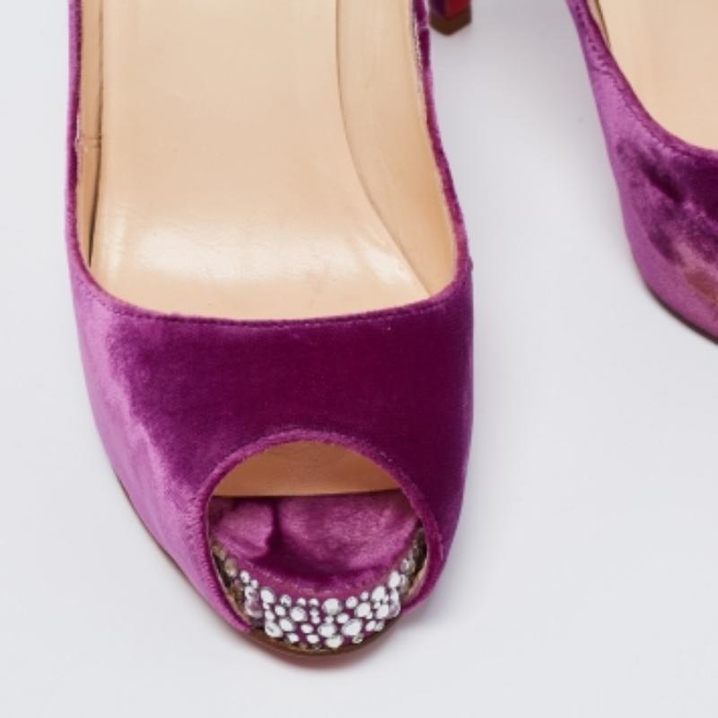 Christian Louboutin Magenta sehr Prive Kristall Peep-Toe Pumps aus Samt Größe 40,5 im Zustand „Gut“ im Angebot in Dubai, Al Qouz 2
