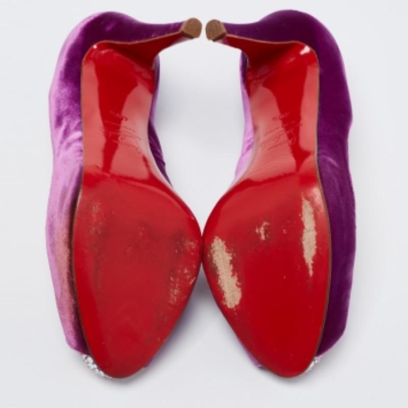 Christian Louboutin Magenta sehr Prive Kristall Peep-Toe Pumps aus Samt Größe 40,5 im Angebot 1