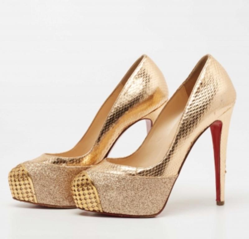 Affichez un style élégant avec cette paire d'escarpins. Ces escarpins de créateur sont fabriqués à partir de matériaux de qualité. Elles sont montées sur des semelles durables et des talons hauts.