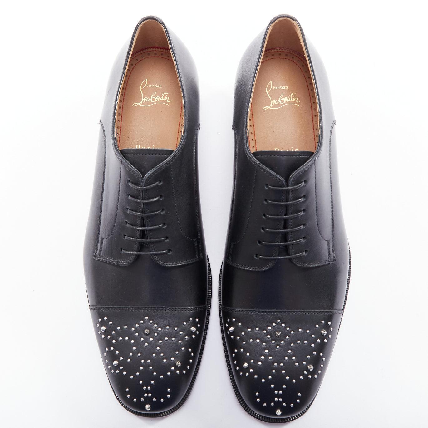 CHRISTIAN LOUBOUTIN Maltese nero impreziosito da borchie d'argento, derby in pizzo EU43
Riferimento: TGAS/E00189
Marchio: Christian Louboutin
Model: Maltese
Materiale: Pelle
Colore: Nero, Silver
Modello: Borchiato
Chiusura: Allacciatura: Up &