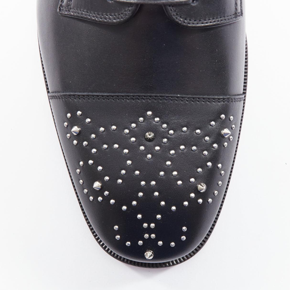 CHRISTIAN LOUBOUTIN Maltese nero impreziosito da borchie d'argento, derby in pizzo EU43 in vendita 1