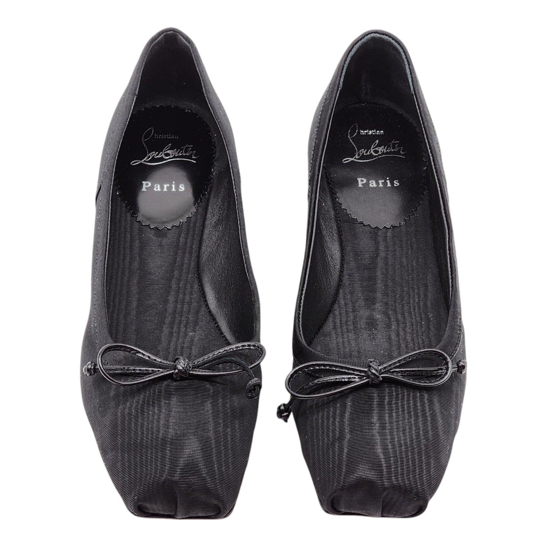 Christian Louboutin Mamadrague Ballet Flats Fabric in Black.

Note from Louboutin: The Mamadrague ballet shoe is notable for its suppleness. This Maison Christian Louboutin shoe perfectly matches the shape of the foot thanks to its sacchetto