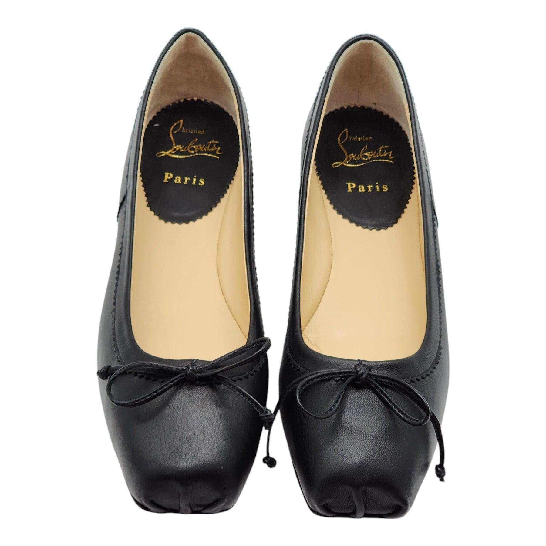 Christian Louboutin Mamadrague Ballet Flats Leather in Black.

Note from Louboutin: The Mamadrague ballet shoe is notable for its suppleness. This Maison Christian Louboutin shoe perfectly matches the shape of the foot thanks to its sacchetto