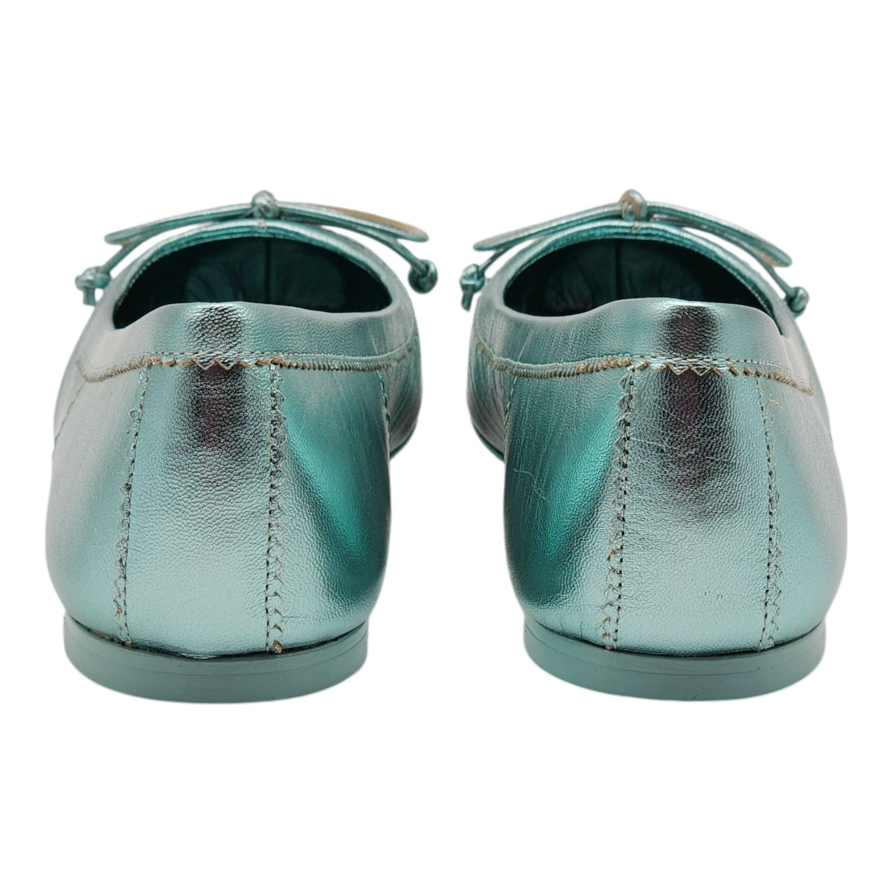 Christian Louboutin Mamadrague Ballet Flats Leather in Green In Excellent Condition For Sale In Los Angeles, CA