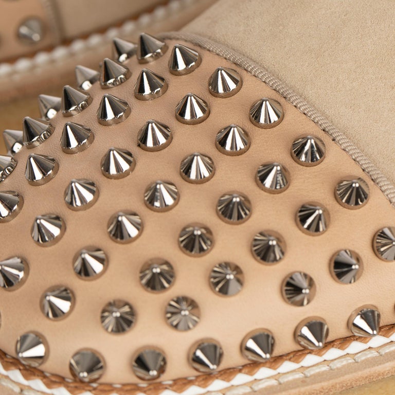Christian Louboutin Bottes en daim beige avec clous 41,5 FR pour
