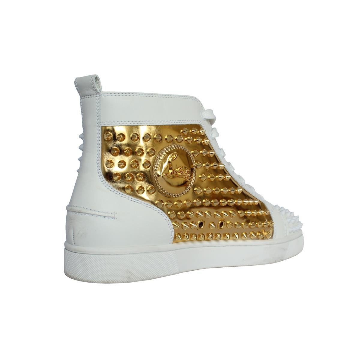 Crazy and super Louboutin's men sneakers
Leather 
White and gold color
Completely adorned with studs
Laced
Red sole
Worldwide express shipping included in the price !