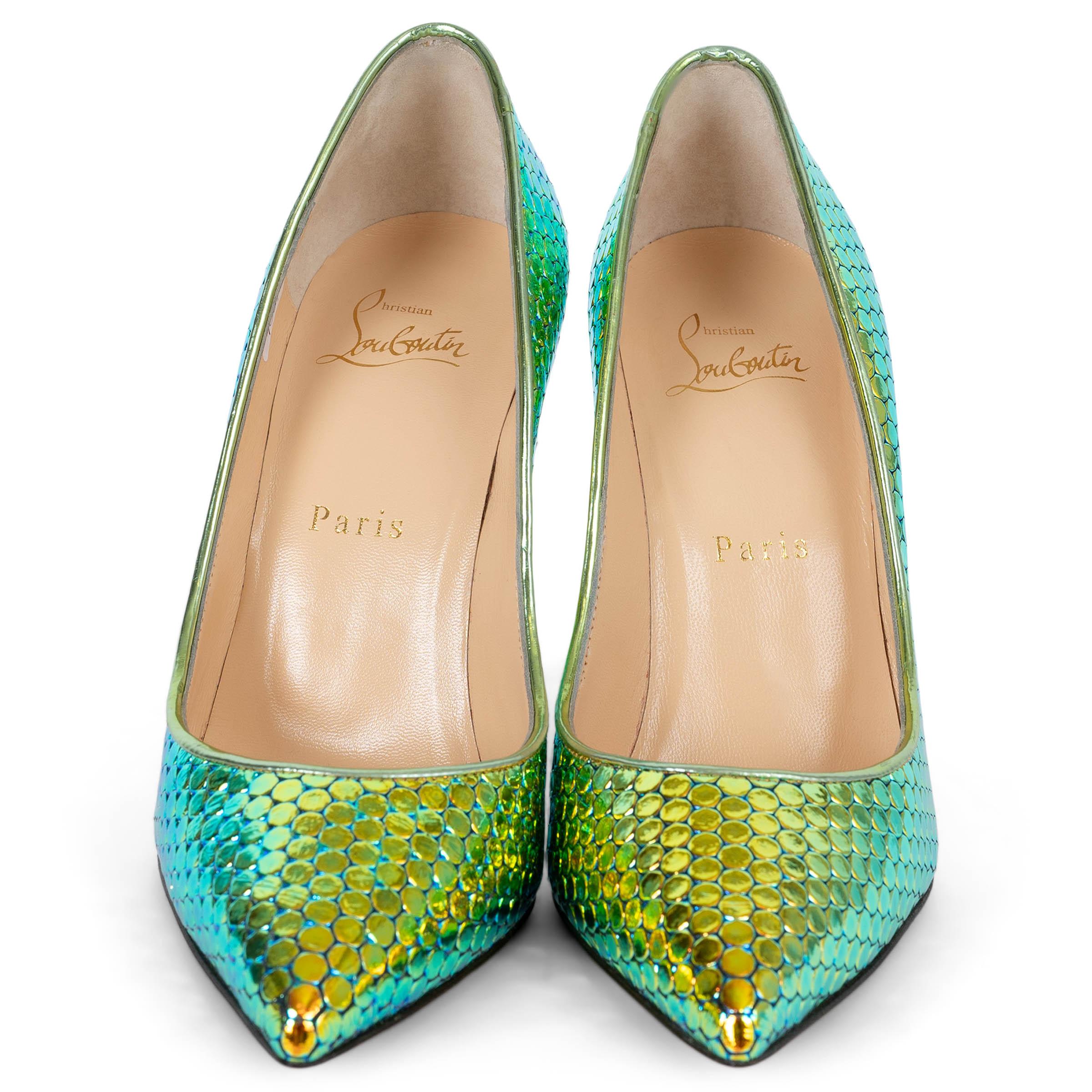 Estos zapatos de salón So Kate 100% auténticos de Christian Louboutin están fabricados con un llamativo charol de sirena iridiscente, que crea un efecto brillante e iridiscente que cambia con la luz. Con la icónica punta afilada y la silueta de