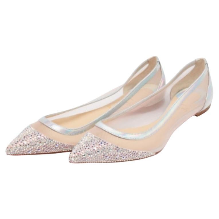 Mima tus pies con estas bailarinas Christian Louboutin de bonito diseño. Con un atractivo elegante y un diseño funcional, están adornadas con atractivos adornos de cristal en los dedos puntiagudos. El par se ha creado a partir de malla, piel