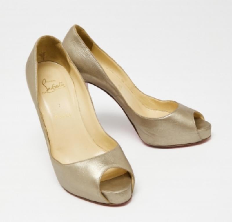 This pair of Christian Louboutin pumps is a timeless classic. Step out in style while flaunting these metallic beige leather pumps, ideal for all occasions. They feature peep toes, smooth insoles, and 12 cm heels.