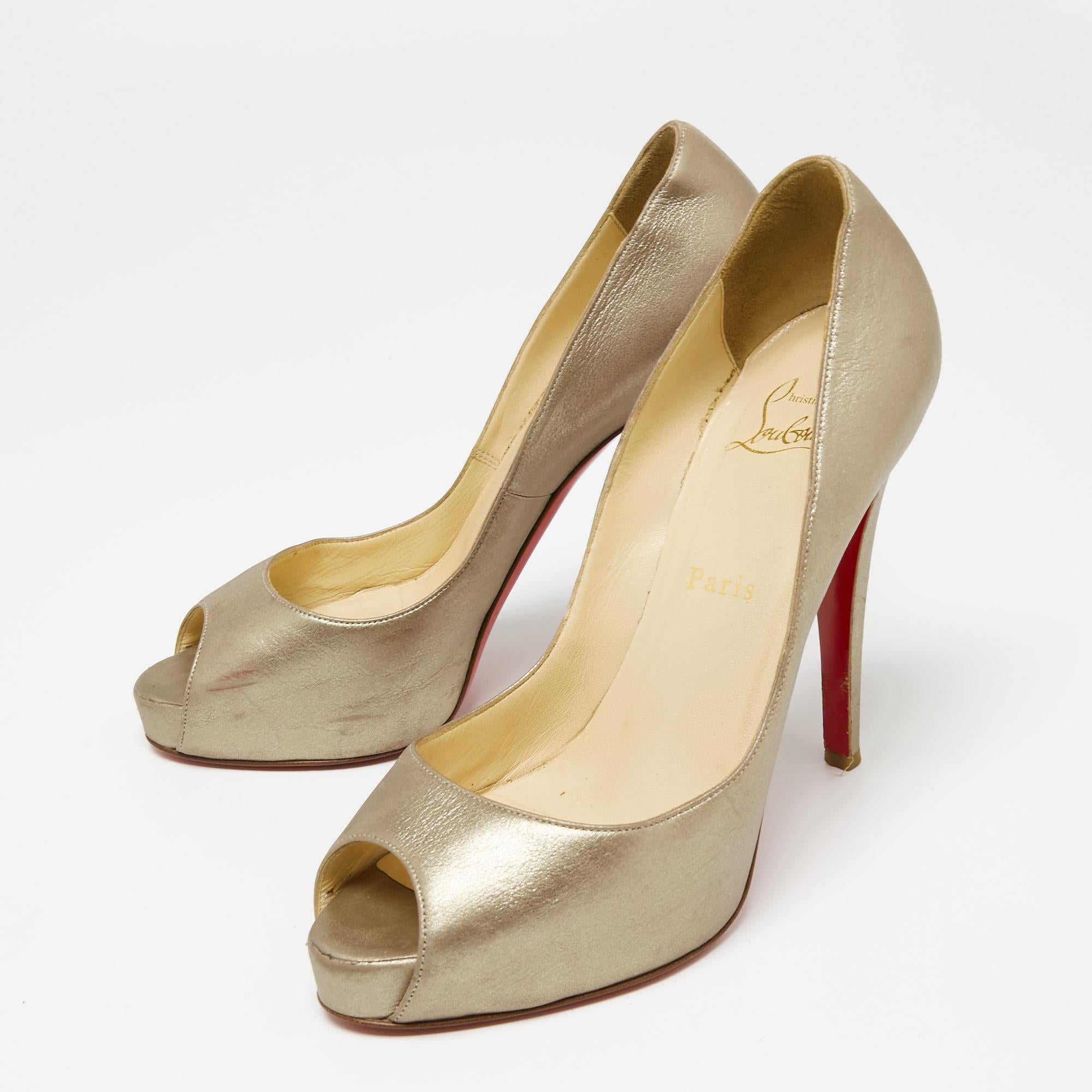 This pair of Christian Louboutin pumps is a timeless classic. Step out in style while flaunting these metallic beige leather pumps, ideal for all occasions. They feature peep toes, smooth insoles, and 12 cm heels.

