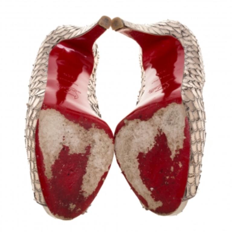 Brillez à toutes les réunions avec ces escarpins Christian Louboutin. Avec son design glamour en PVC à motifs écaillés, ses bouts pointus et ses talons de 11,5 cm, cette paire beige métallisé apportera une touche de glamour à votre style.