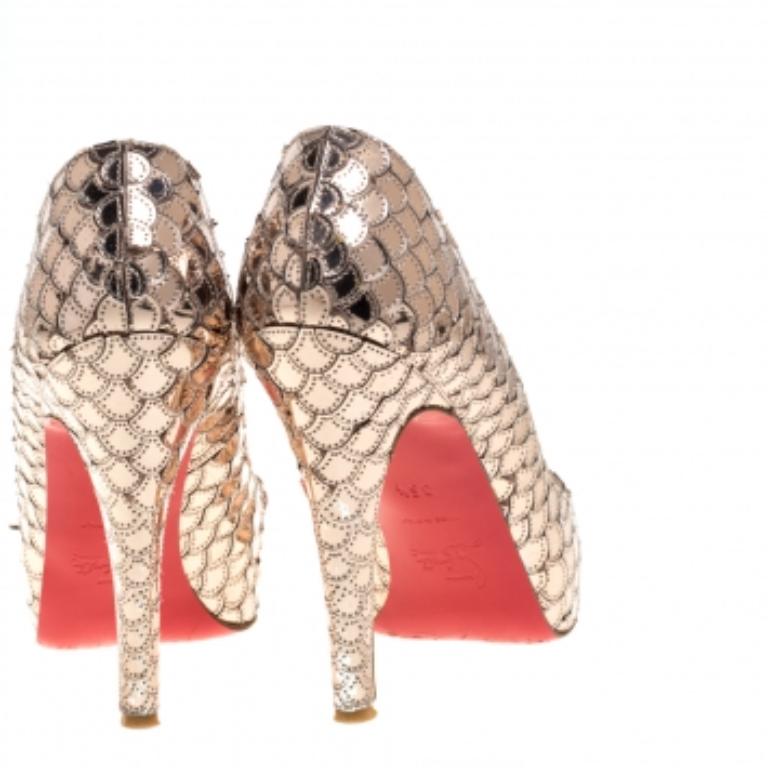 Christian Louboutin Metallic Beige Scaled PVC Poseidon Peep Toe Pumps Size 35.5 État moyen - En vente à Dubai, Al Qouz 2