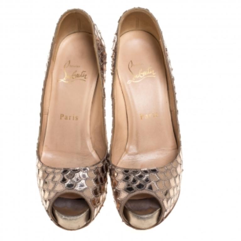 Christian Louboutin Metallic Beige Scaled PVC Poseidon Peep Toe Pumps Size 35.5 Pour femmes en vente