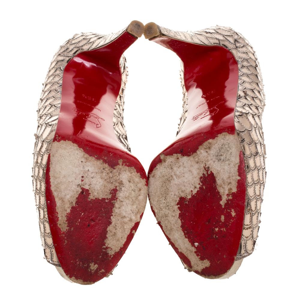 Christian Louboutin Bombas Poseidón Peep Toe de PVC en escamas beige metalizado Tamaño 35.5 en Bueno Estado en Dubai, Al Qouz 2