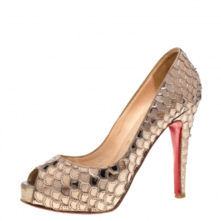 Christian Louboutin Metallic Beige Scaled PVC Poseidon Peep Toe Pumps Size 35.5 en vente 2