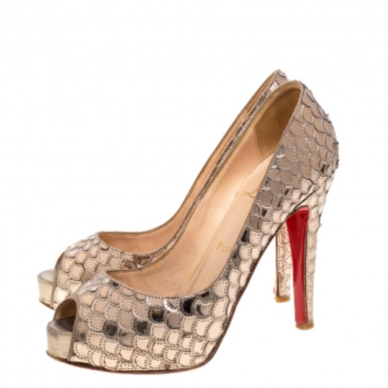 Christian Louboutin Metallic Beige Scaled PVC Poseidon Peep Toe Pumps Size 35.5 en vente 3