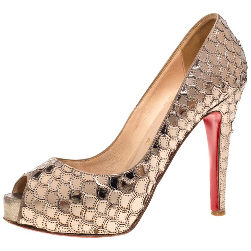 Christian Louboutin Metallic Beige Scaled PVC Poseidon Peep Toe Pumps Size 35.5 For Sale