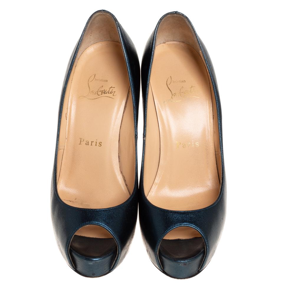 The New Very Prive pumps from Christian Louboutin are sure to add some class to your outfits with their audacious line. Made of metallic blue leather, they raise the foot on concealed platforms and 12.5 cm heels. These pumps are complete with