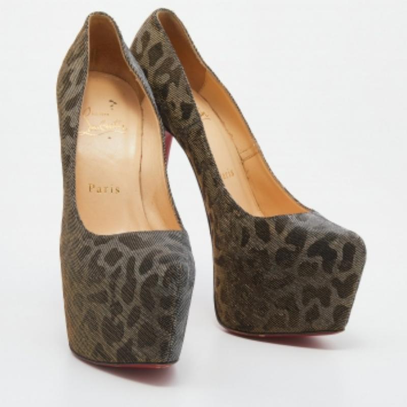 Christian Louboutin Bombas de tela metálica Daffodile Tamaño 36.5 en Bueno estado para la venta en Dubai, Al Qouz 2