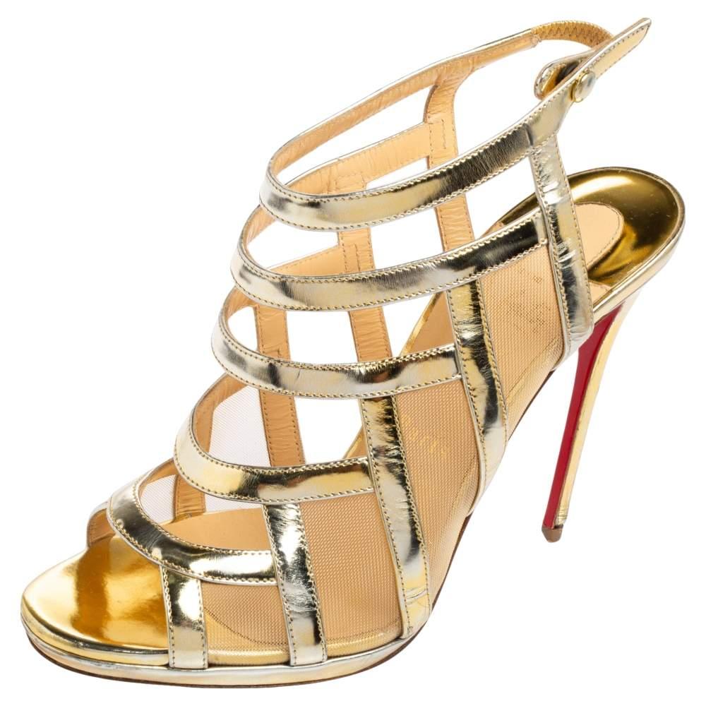 Te enamorarás de estas modernas y estructuradas sandalias Nicole de la Casa Christian Louboutin. Están fabricados con malla dorada metalizada y piel en el exterior, con tacones finos que elevan su estructura. Presentan un estilo de jaula y están