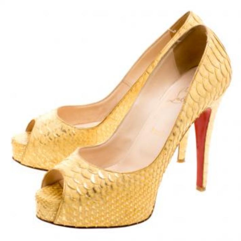 Une paire de chaussures parfaite pour créer les looks les plus éblouissants et glamour, cet escarpin peep toe Altadama de Christian Louboutin ne manquera pas de vous impressionner. Conçus en magnifique cuir de python or métallisé, ces escarpins sont