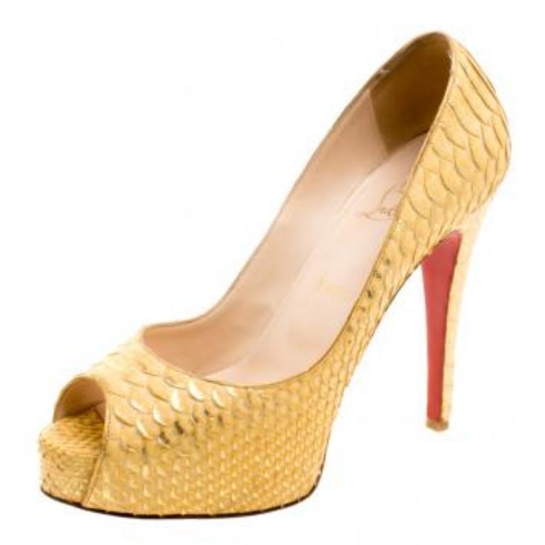 Or Christian Louboutin escarpins Altadama à bout ouvert en cuir python doré métallisé taille 40 en vente