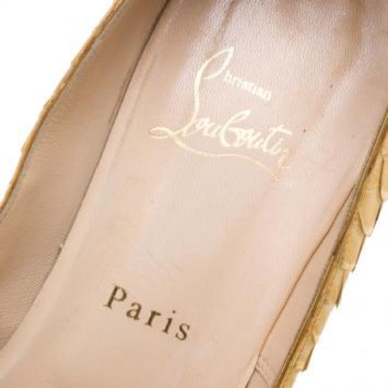 Christian Louboutin escarpins Altadama à bout ouvert en cuir python doré métallisé taille 40 Bon état - En vente à Dubai, Al Qouz 2