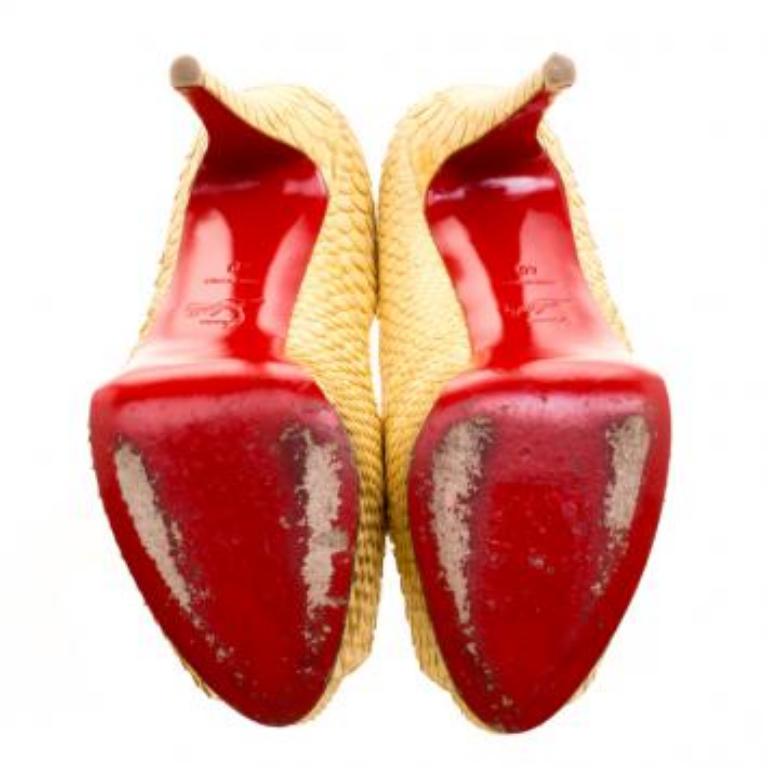 Christian Louboutin escarpins Altadama à bout ouvert en cuir python doré métallisé taille 40 en vente 2
