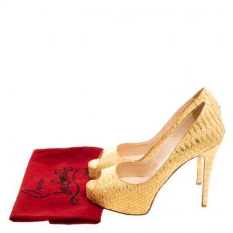 Christian Louboutin escarpins Altadama à bout ouvert en cuir python doré métallisé taille 40 en vente 3