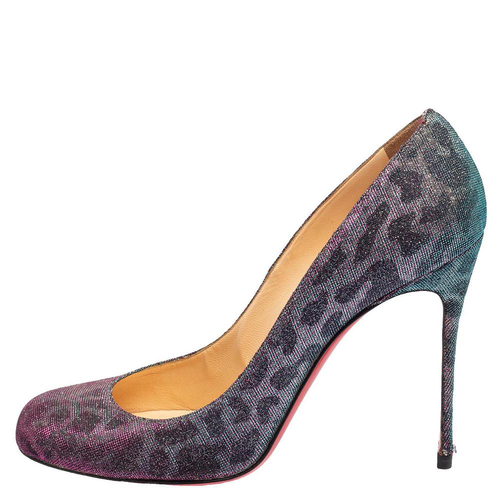 These beautiful Christian Louboutin Decollete pumps have been styled with perfection just so a diva like you can flaunt them. Covered in leopard-printed lamè fabric, they have been styled with rounded toes, signature red soles, and 11.5 cm