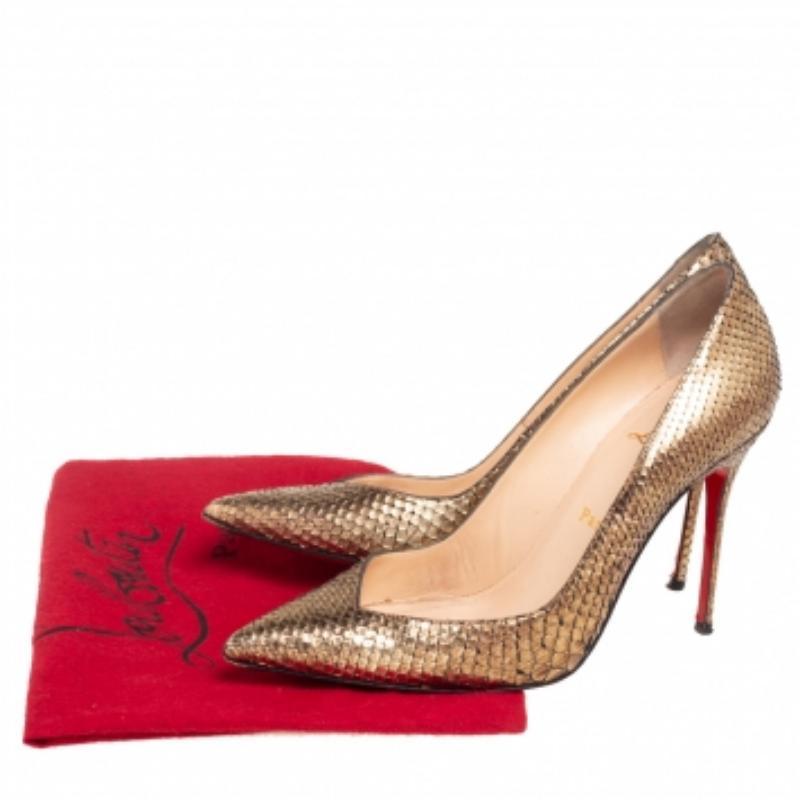Christian Louboutin Bombas Completa Piel de Serpiente Oro Metalizado Talla 37.5 en Bueno estado para la venta en Dubai, Al Qouz 2