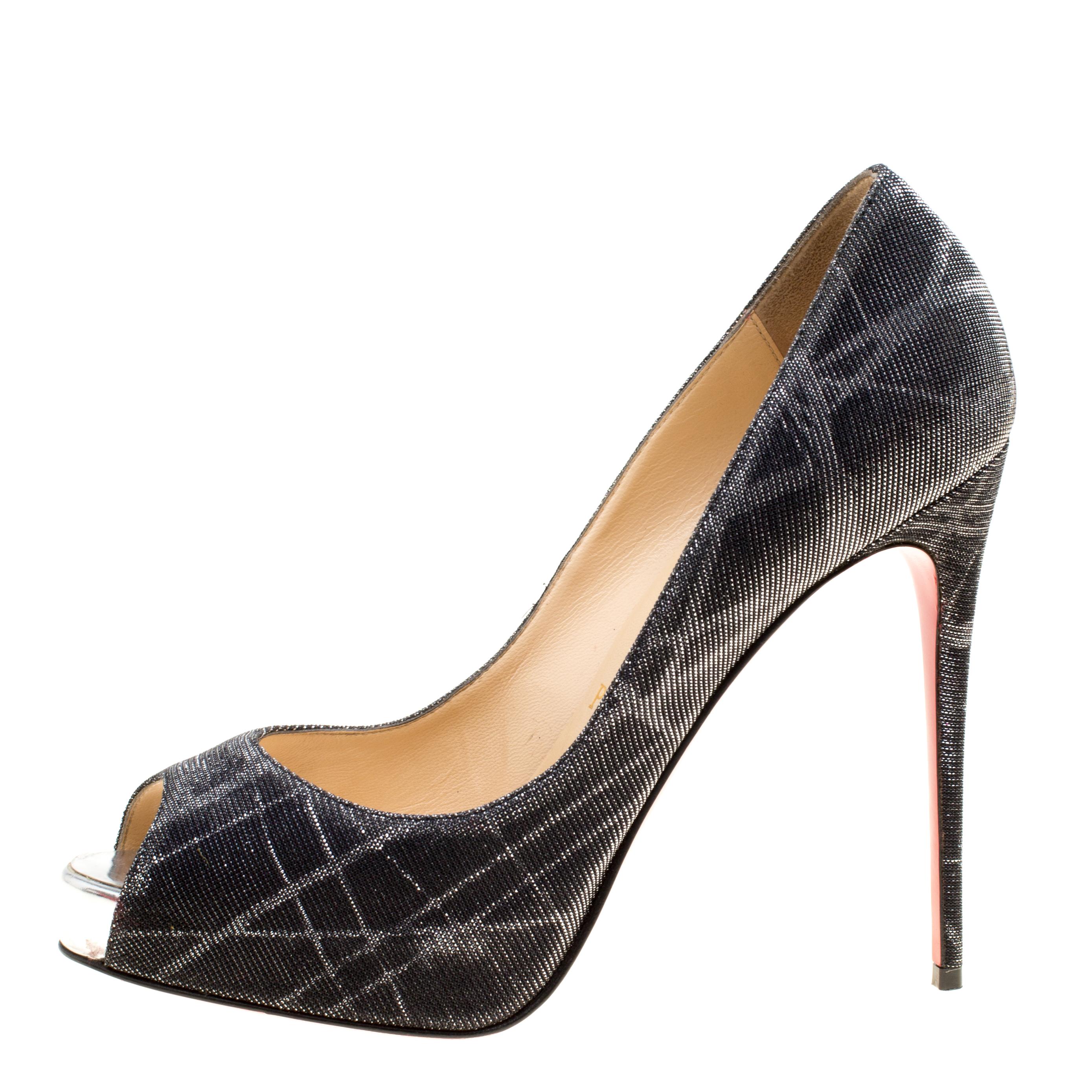 Christian Louboutin has come out with yet another pair of pleasant yet trendy New Very Prive pumps. These brilliant pumps are crafted with sparkling metallic fabric in a grey hue. The exterior of the pair flaunts a gleaming finish giving it a