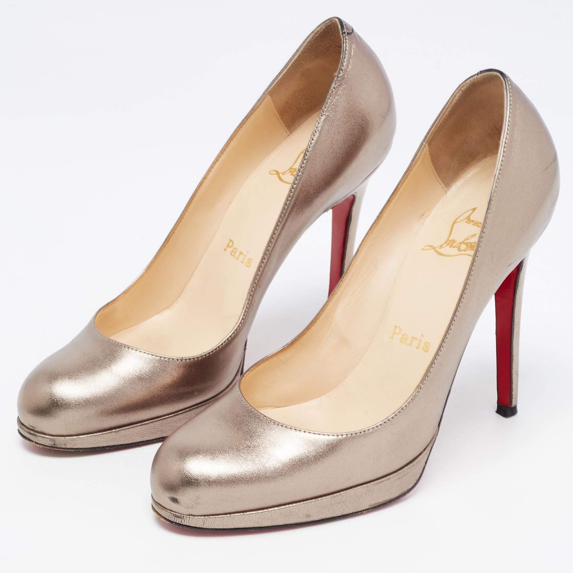 Les talons de 11.5 cm et les semelles compensées de cette paire d'escarpins Christian Louboutin apporteront une touche classique à votre tenue. Réalisée en cuir métallisé, elle est dotée d'une semelle laquée rouge caractéristique de l'héritage de la