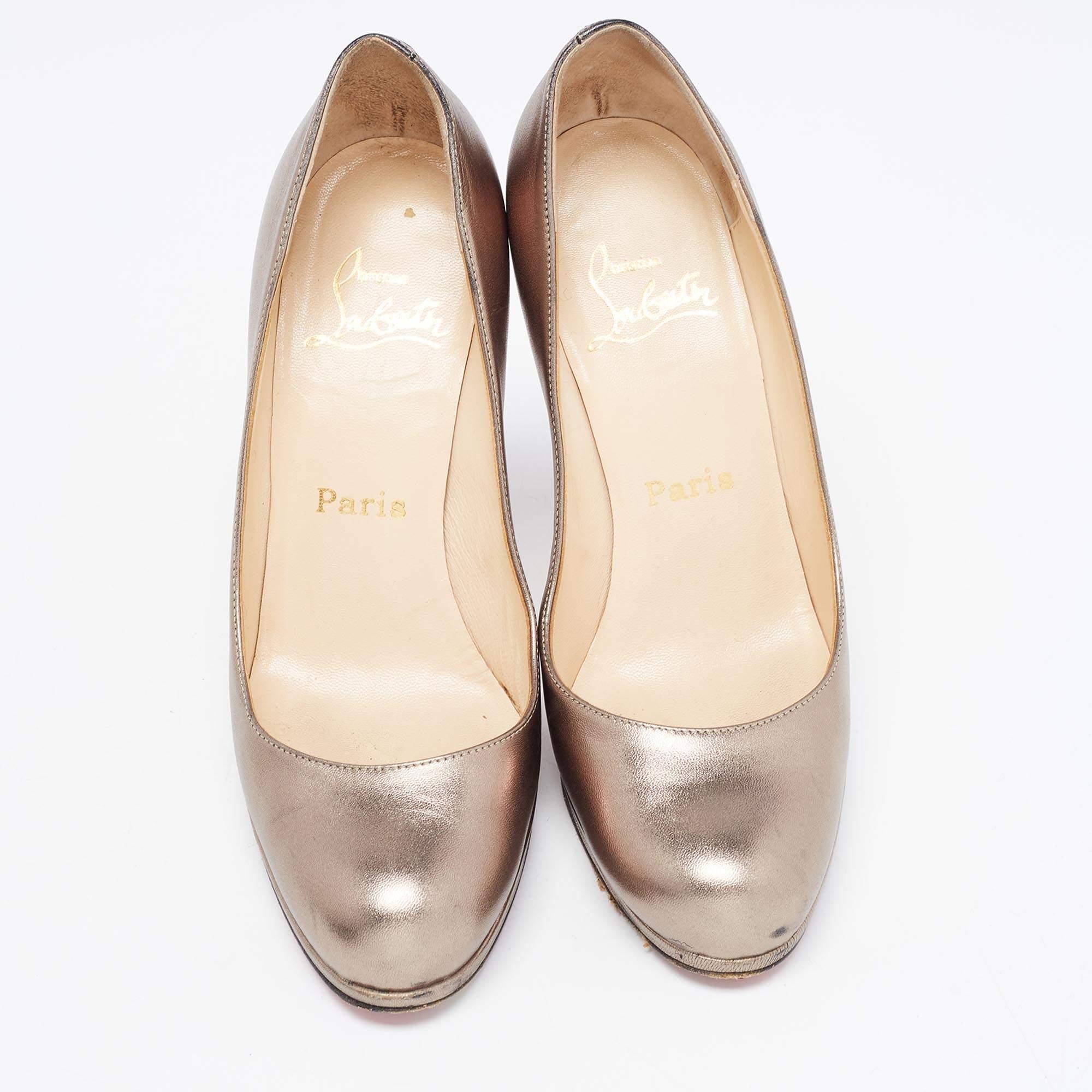 Beige Christian Louboutin Escarpins simples et métalliques neufs, taille 37,5