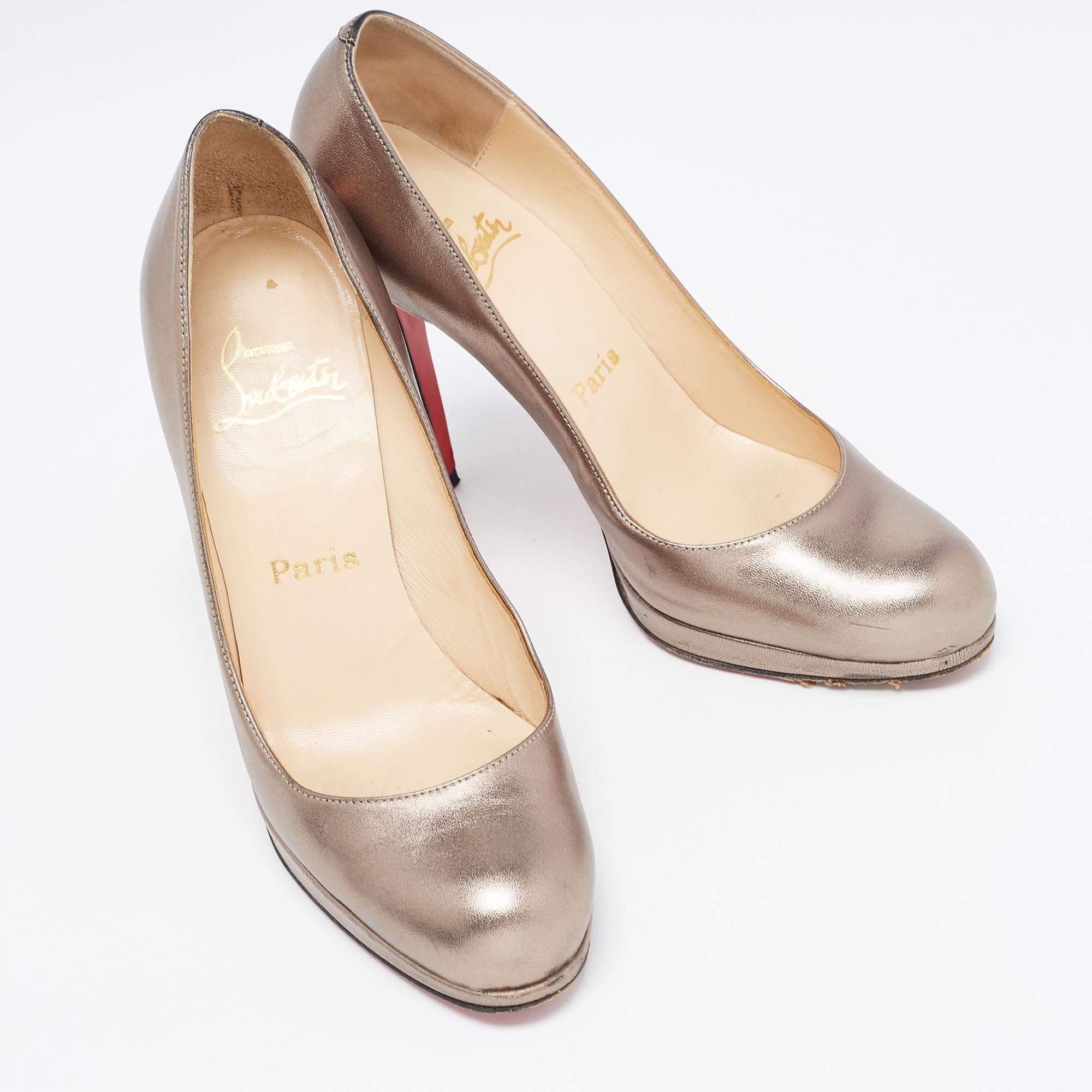 Christian Louboutin Escarpins simples et métalliques neufs, taille 37,5 Bon état à Dubai, Al Qouz 2