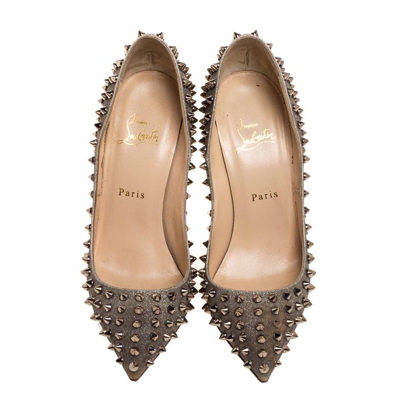 Dazzle everyone with these Louboutins by owning them today. Crafted from metallic leather, these metallic gold Pigalle pumps carry a mesmerizing shape with pointed toes and 12 cm heels. Complete with spikes and the signature red soles, this pair