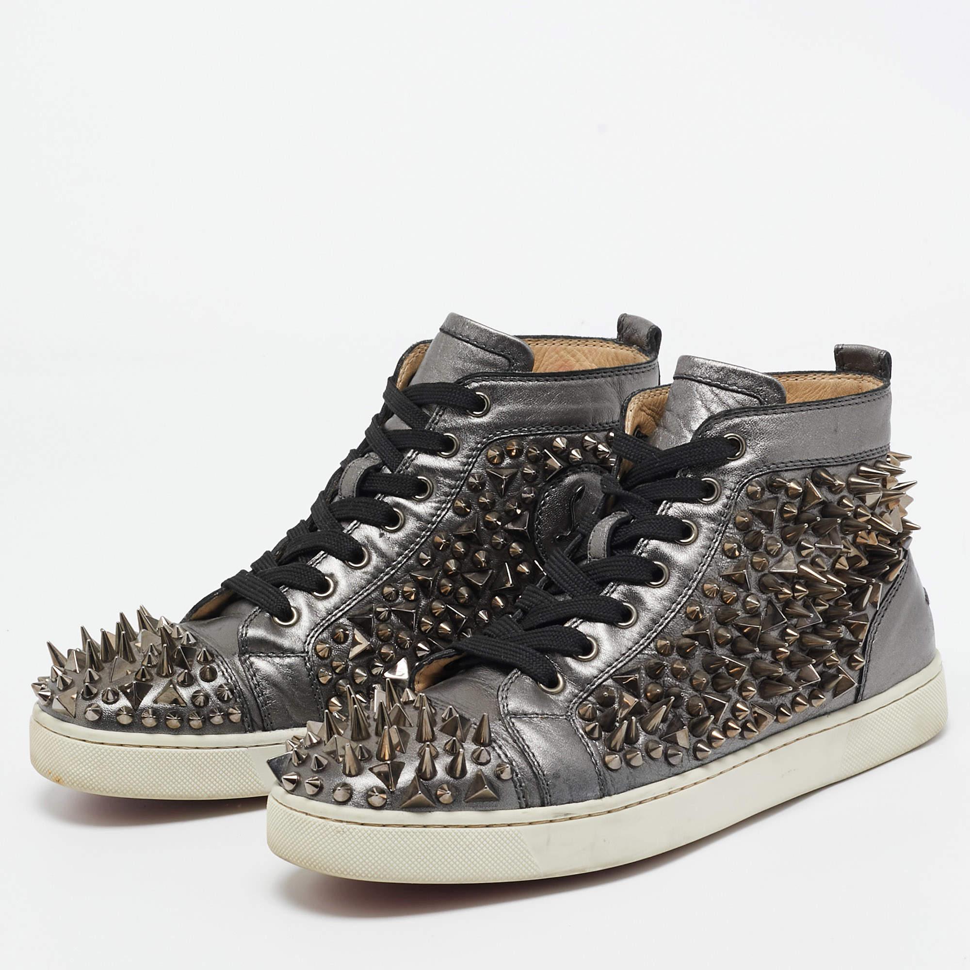 This pair of Pik Pik Pik shoes presents a whole new spin to spiked boots. Its metallic leather uppers are densely studded with spikes giving the pair an edgy look. Laces provide a tonal look and the sneakers are finished with the bold red Christian