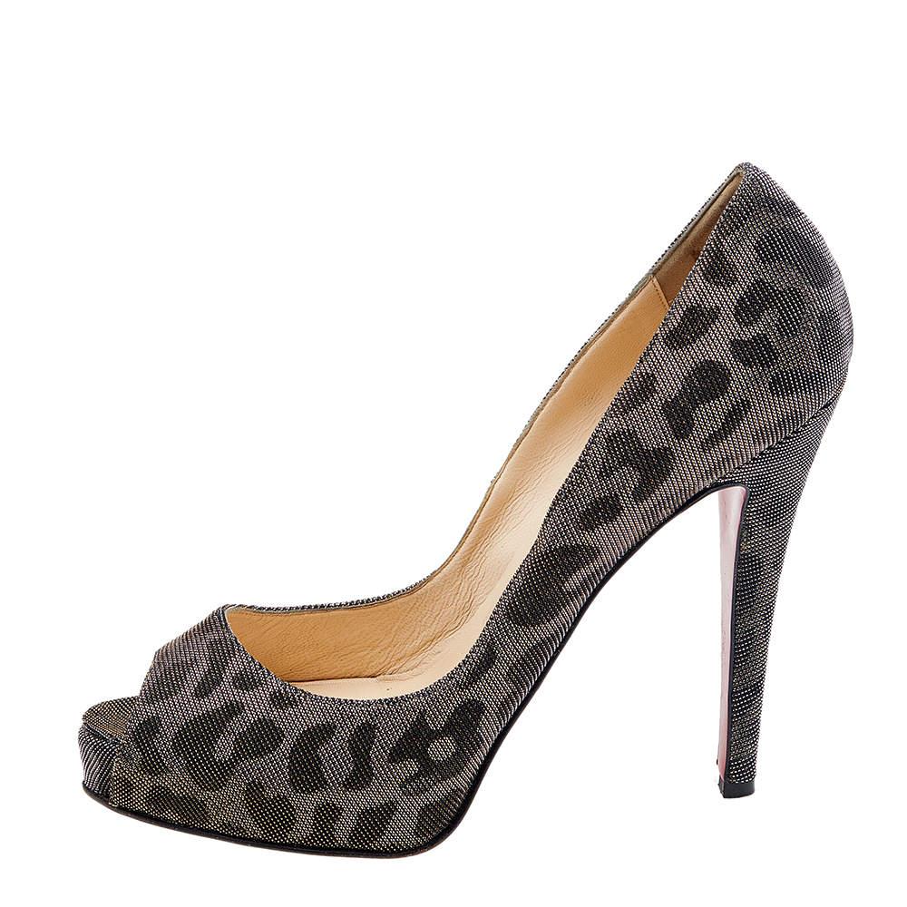 Glamorous and appealing, these New Very Prive pumps from Christian Louboutin will certainly leave you looking spectacular for the day. They are made from metallic leopard-printed lurex fabric on the exterior. They showcase peep-toes, platforms, and