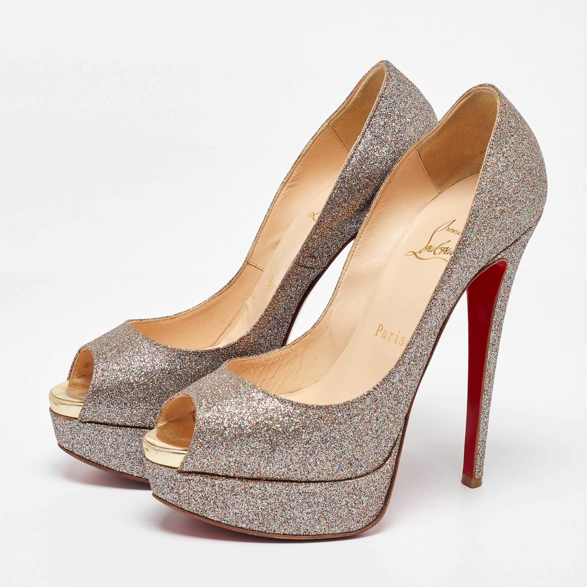 Sortez du lot avec cette magnifique paire d'escarpins Christian Louboutin, qui respirent la haute couture et la classe. Collectional en paillettes, cette création est issue de la collection Lady Peep. Il présente une teinte multicolore classique,