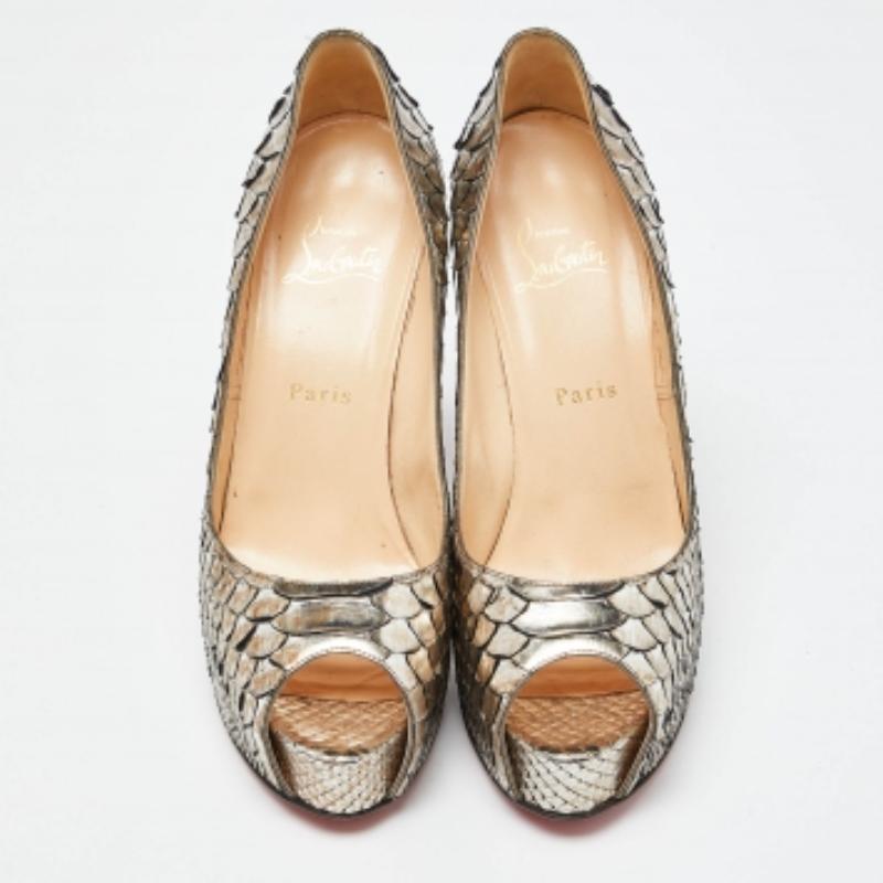 Entdecken Sie die Eleganz der Schuhe mit diesen Designer-Pumps für Damen. Diese sorgfältig entworfenen Absätze vereinen Mode und Komfort und sorgen dafür, dass Sie in jeder Umgebung glänzen.