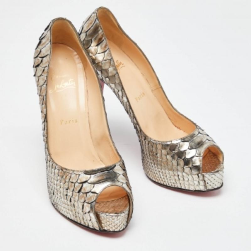 Christian Louboutin Metallic Python Very Prive Pumps Größe 39 im Zustand „Gut“ im Angebot in Dubai, Al Qouz 2