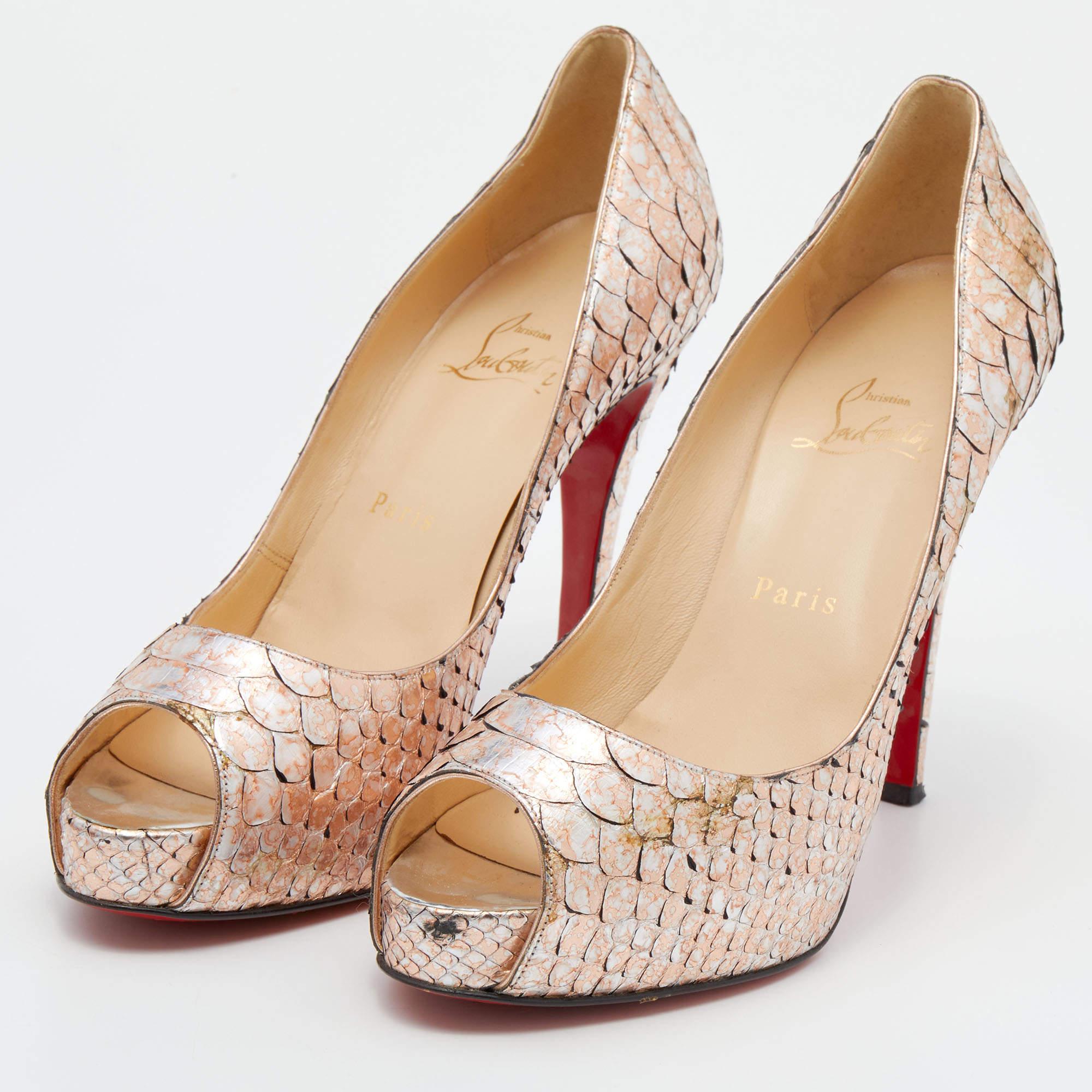 The architectural silhouette and precise cuts of this pair of pumps from Christian Louboutin exemplify the brand's mastery in the art of stiletto making. Finely created from python leather, it is detailed with 11.5cm heels and platforms. The