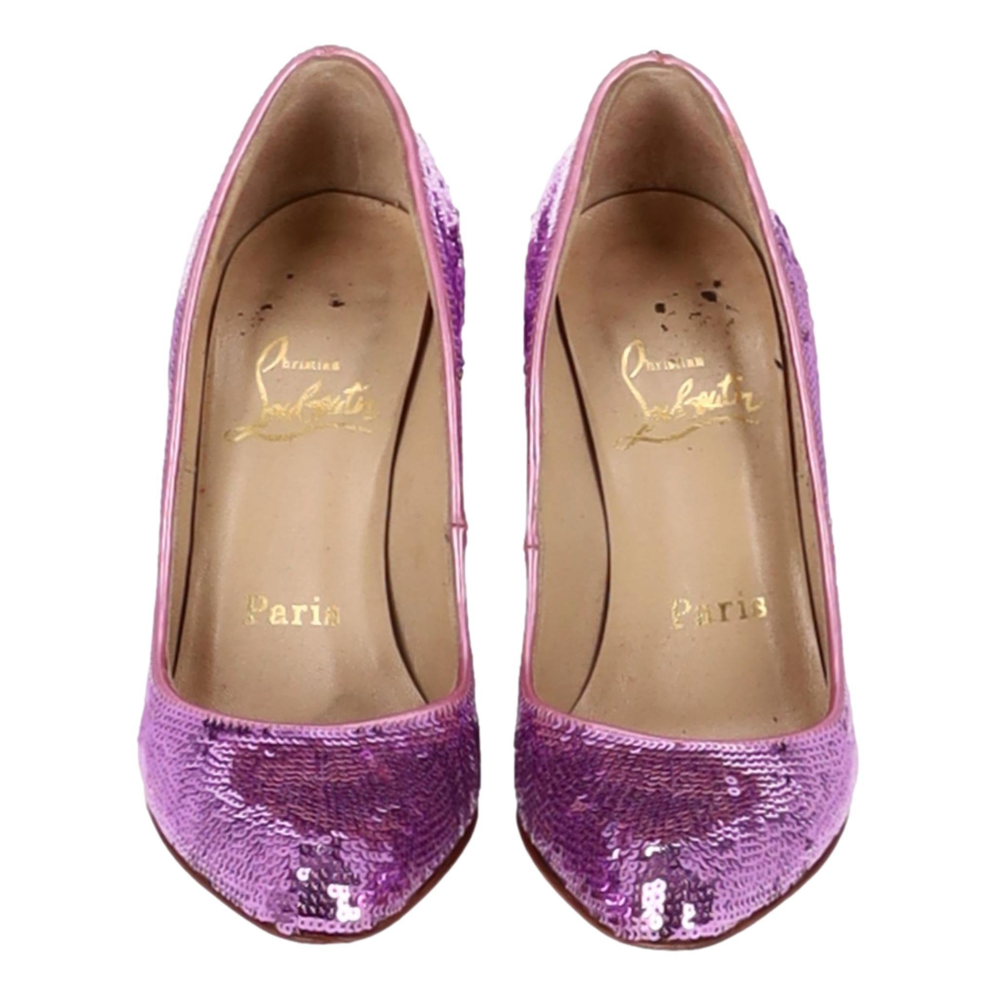 Christian Louboutin - Escarpins à paillettes métalliques

Talons lilas entièrement incrustés de paillettes métalliques.

Il est doté d'un bout rond et d'un talon aiguille. Doublure en cuir et semelle rouge signature.

Taille - 36

État - Très