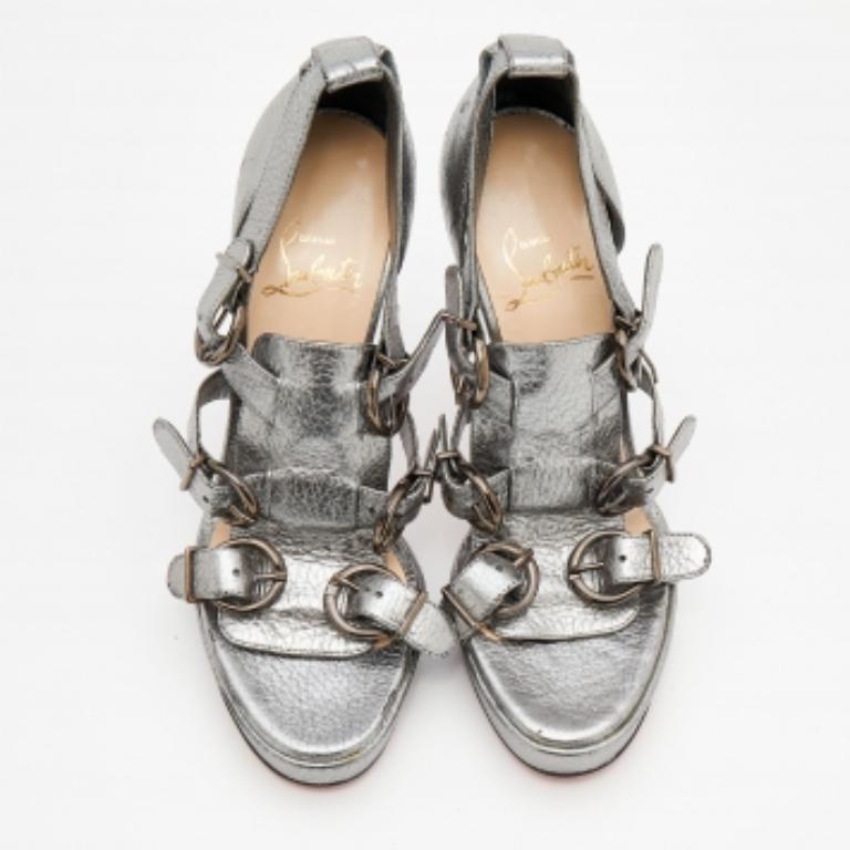 Christian Louboutin Metallic Silver Leather Buckle Sandals Size 35.5 In Excellent Condition For Sale In Dubai, Al Qouz 2