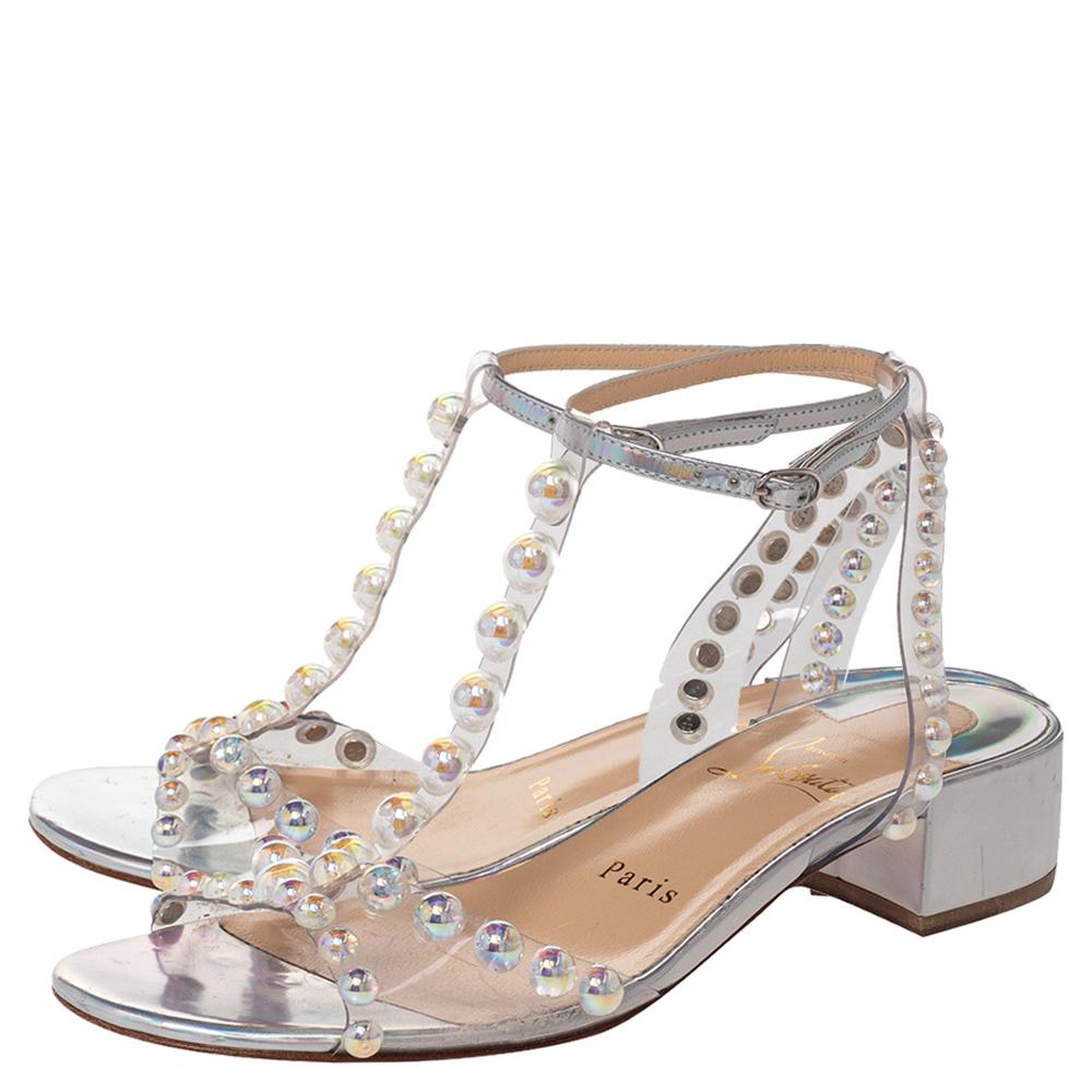 Die Schuhe von Christian Louboutin sind bekannt für ihre einzigartigen Designs, die den femininen Schwung des Labels und die makellose Handwerkskunst ausstrahlen, die ihre Kreationen Saison für Saison überdauern lassen. Diese Sandalen von