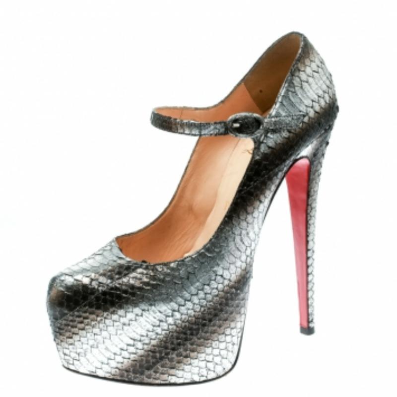 Ces escarpins Daffodile de Christian Louboutin sont vraiment magnifiques ! Ces escarpins, qui brillent d'un éclat d'argent métallique, sont fabriqués en serpent exotique et dotés d'orteils en forme d'amande. Ils arborent des brides de cheville à