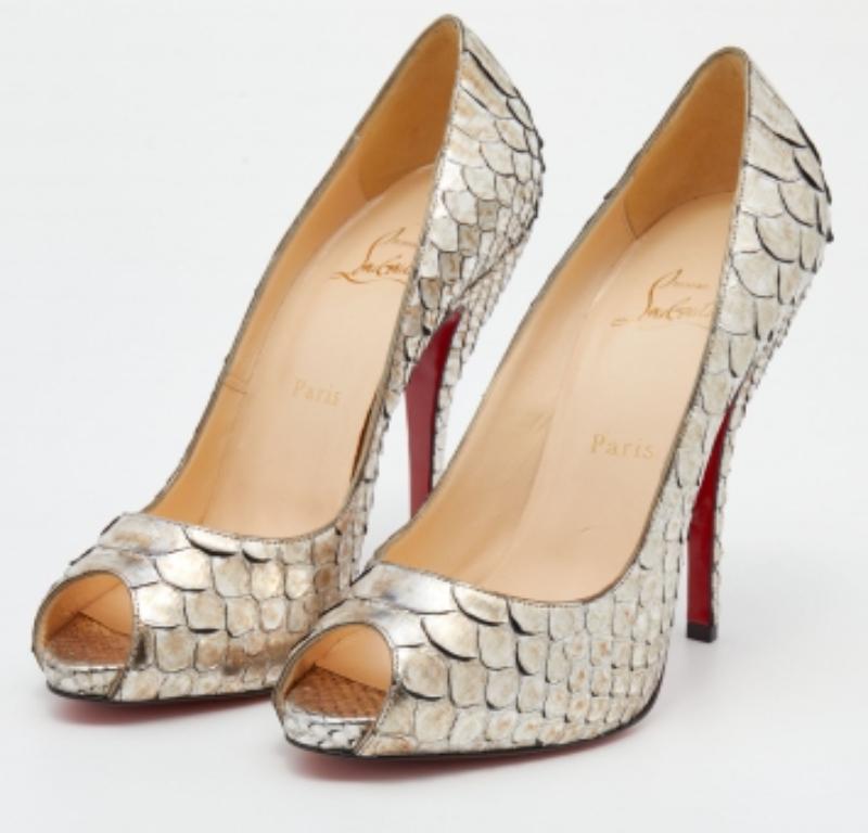 Este par de zapatos de salón Christian Louboutin es un clásico atemporal. Confeccionados en piel de pitón, estos zapatos de salón Very Prive son ideales para la noche. Tienen peep toes, plantillas lisas y tacones de 13 cm de altura.