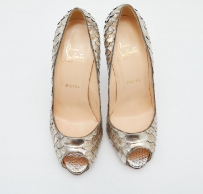 Christian Louboutin Bombas Metálicas de Pitón en Dos Tonos Very Prive Peep Toe Talla 38 Beige en venta