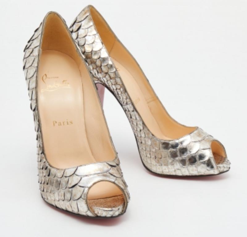 Christian Louboutin Bombas Metálicas de Pitón en Dos Tonos Very Prive Peep Toe Talla 38 en Bueno estado para la venta en Dubai, Al Qouz 2